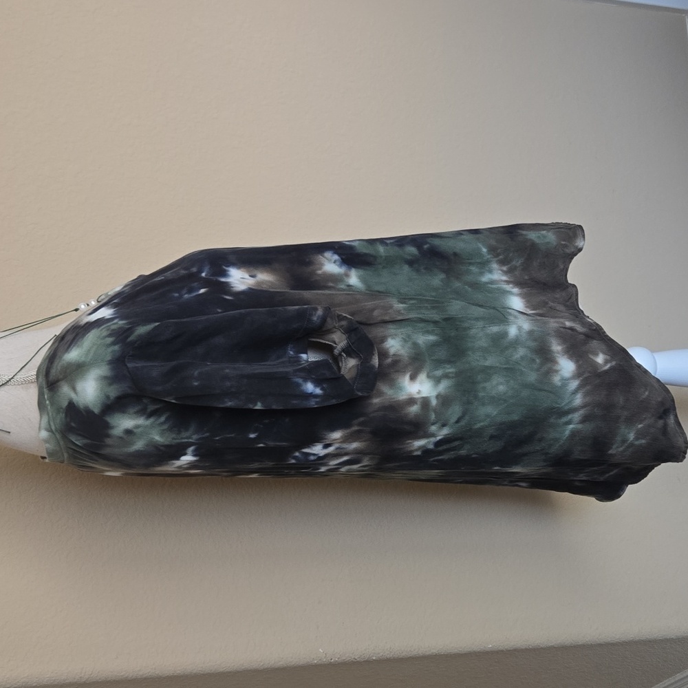 Cloth & Stone Evereve Hi-Low V-Neck Camo Tie Dye Satiny Tee Green/Black EUC - M - Picture 4 of 8